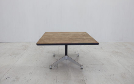 イームズのテーブルはアンティークのため天板に少々汚れがあります。